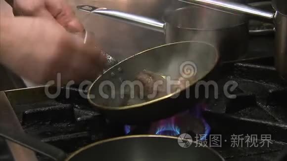 小黑锅里的牛肉视频