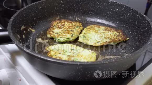 在铁锅里煎西葫芦煎饼视频