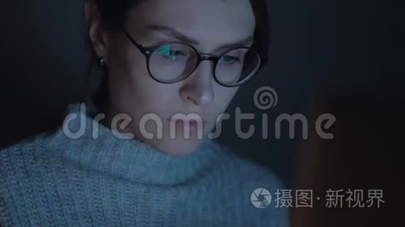 漂亮的女性晚上使用智能手机。 快关门。 4k.