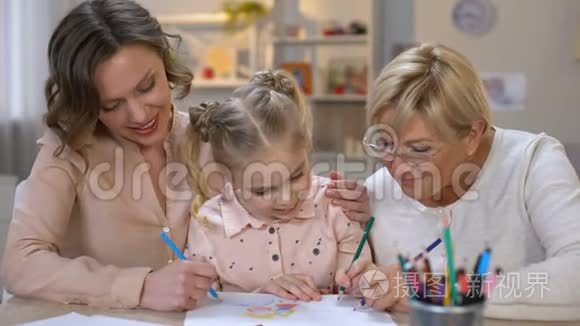 女家庭成员教孩子画画，孩子教育，家长关注