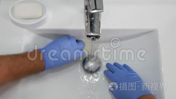 戴手套的人用塑料海绵清洗水槽视频