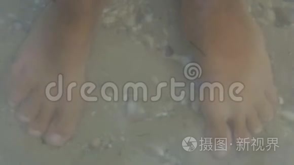 宝宝的脚在海水里视频