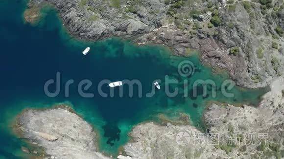 海湾深蓝色海水中游艇的空中射击