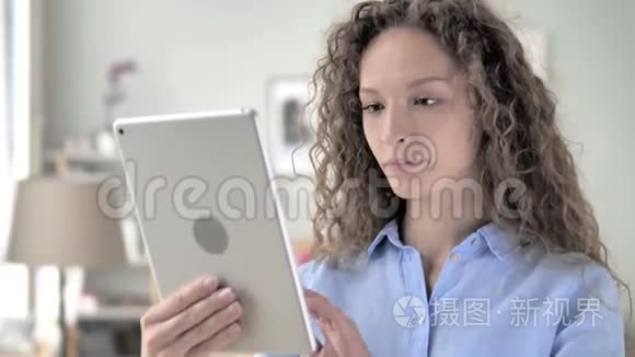 卷发女子平板电脑在线视频聊天