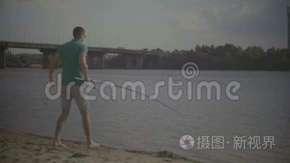 欢乐的千禧一代在河岸钓鱼视频