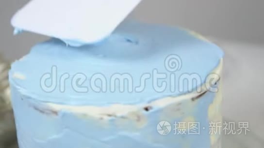 糕点厨师用鞭子抽蛋糕上的奶油视频