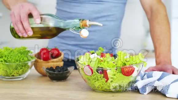 厨师把橄榄油倒入厨房的新鲜蔬菜沙拉中。 黑色魔术影院慢镜头