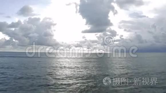 巴厘岛旁边的海浪和粘土视频