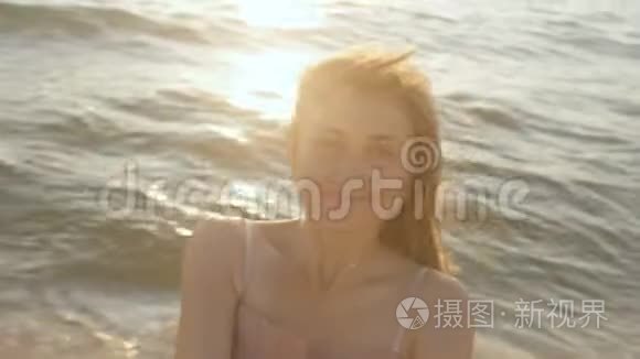 一个幸福的女孩在日出时旋转，女人牵着她心爱的男人的手，在海滨度蜜月，浪漫的假期。