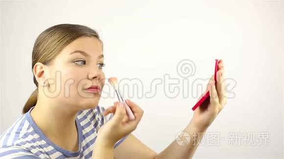 女孩照镜子，擦了擦脸。