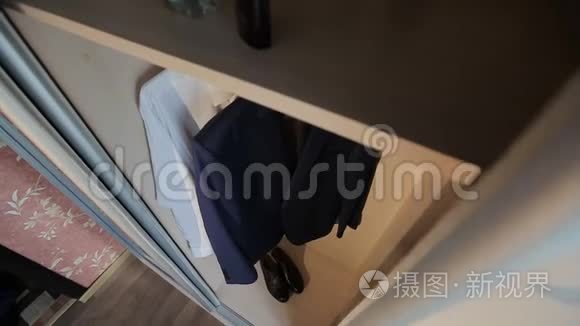 黑鞋站在地板上视频