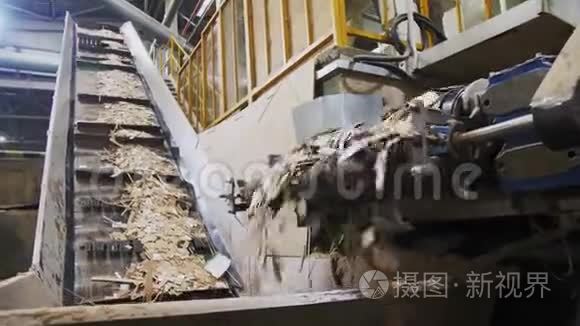 运输工具在回收车间运输的废纸视频