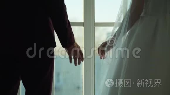 新婚夫妇牵着别人的手