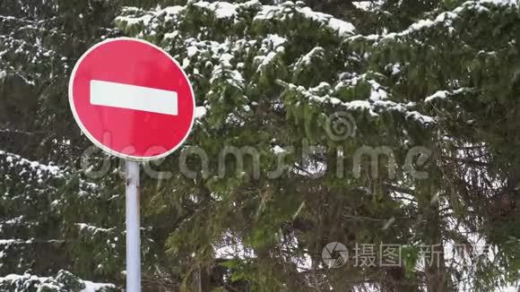 暴风雪在停车标志前视频