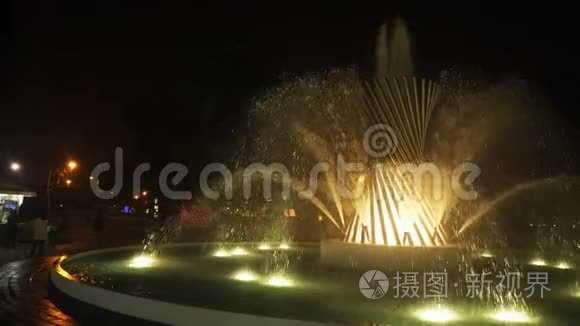 在利马生命之泉的夜晚拍摄视频