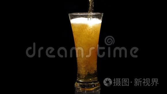 把啤酒倒进玻璃杯里视频