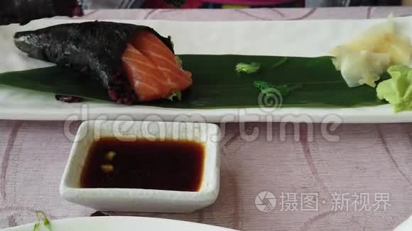 三文鱼片糙米锥寿司视频