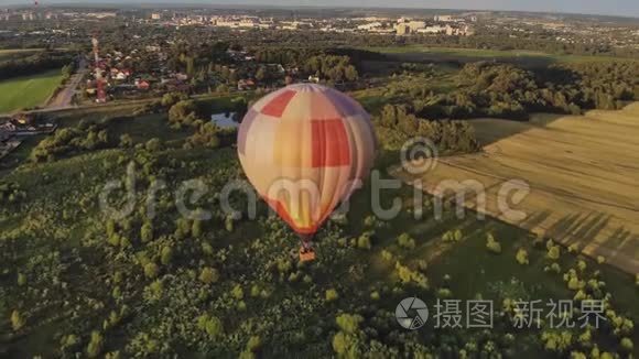 大热气球飞在小镇附近的绿色森林里