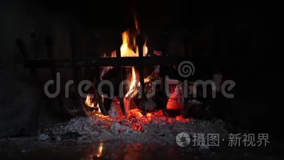 壁炉里燃烧着火焰和余烬视频