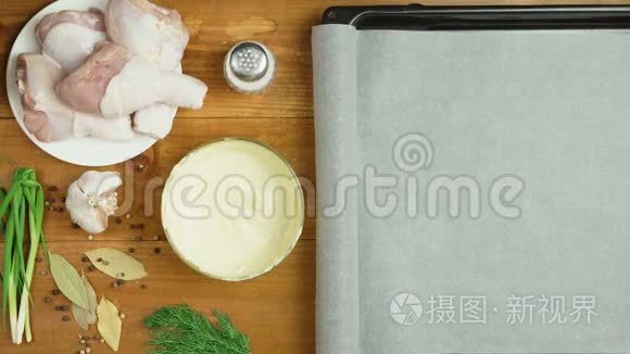 鸡腿腌制的烹饪录像视频