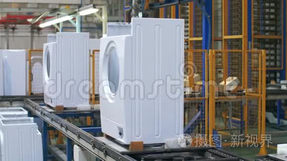 工业工厂生产输送机上的白色洗衣机本体移动