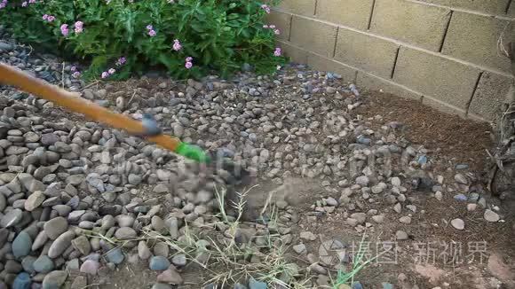 用四罐耕耘机清理地面种植花园视频