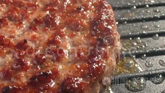 煎锅烤架上的新鲜肉片视频