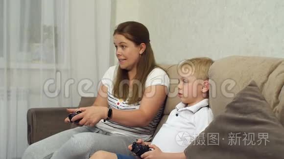 兴奋的母子在家一起玩电子游戏。