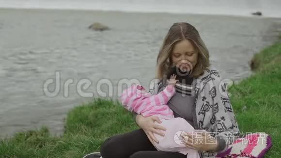 年轻的母亲在户外给她的女婴喂奶mov格式视频下载-正版视频编号02savl