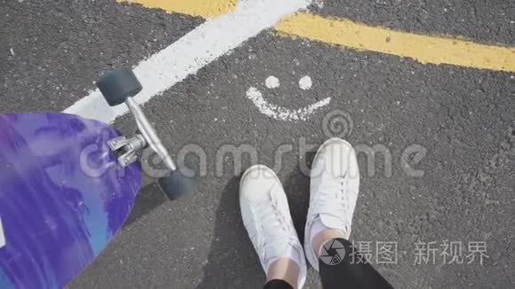 人行道上画的表情微笑