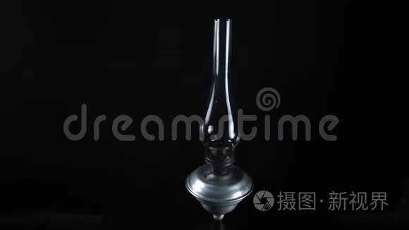 上世纪一盏旧煤油灯在旋转视频