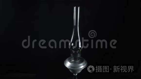 上世纪一盏旧煤油灯在旋转视频