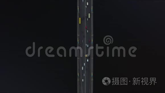 俯视图汽车骑在公路桥上的河流。 河桥的交通