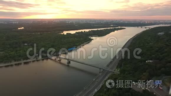 五彩缤纷的天空笼罩着黄昏的城市。 鸟瞰日落，城市景观