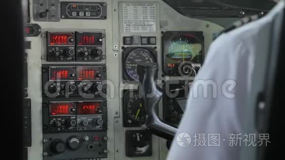 控制飞行甲板上的小型飞机视频