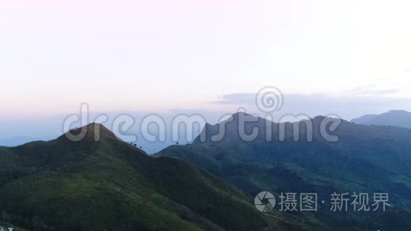 在令人惊叹的高山自然景观之上飞翔