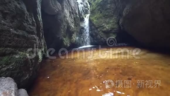 水从岩石中倾泻而来视频