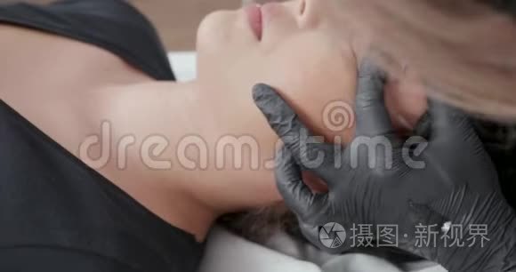 用棉签去除眉毛上残留的油漆