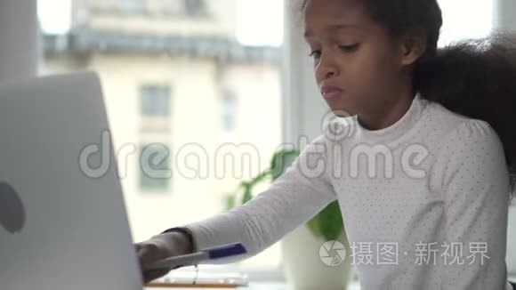 混血成年少女在做作业。