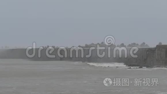 风暴海波冲击海港海堤视频