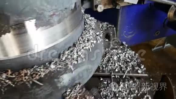 用工具刀在车床上转动金属圆柱形零件。 制造业