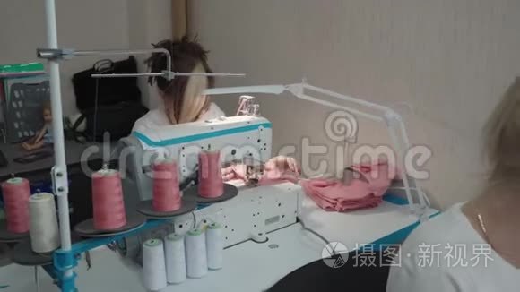 两名女裁缝订电动机的录像视频