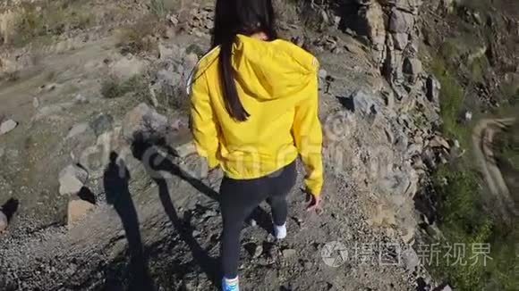 徒步旅行者女人登上山顶后景视频