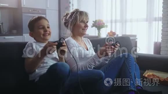 快乐的家庭花时间玩电子游戏