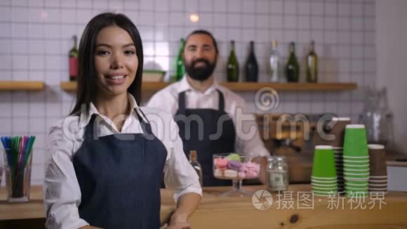 微笑女服务员穿制服的肖像视频