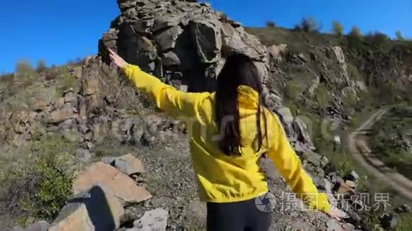 徒步旅行者女人登上山顶后景视频