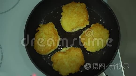 油炸不粘锅特写美味的土豆煎饼视频