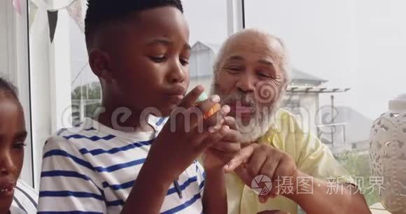 成熟的男人喜欢和孙子在一起