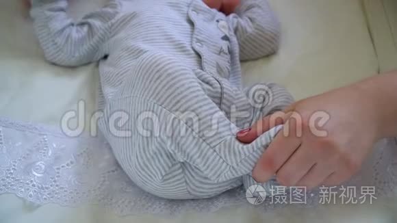 新生婴儿睡在床上。 妈妈让宝宝睡觉