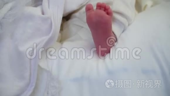 妈妈让宝宝睡觉。 新生婴儿睡在床上